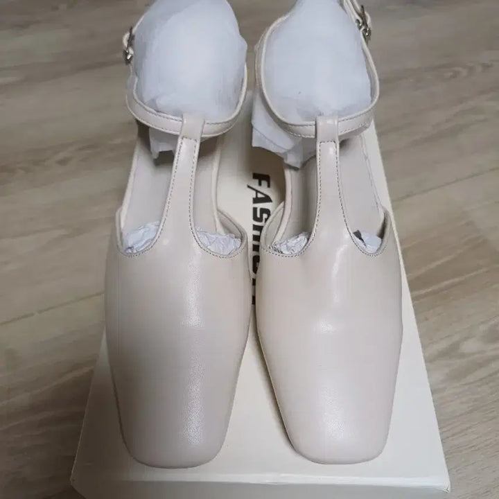 [BUNJANG] Betts Ivory Strap Pumps - Size 240 / 새상품) Betts 아이보리 스트랩 펌프스  슈즈 240사이즈