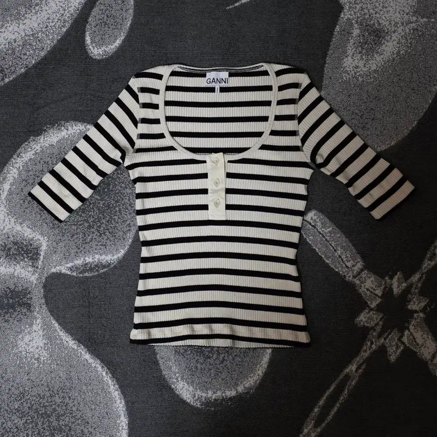 [BUNJANG] Ganni Enamel Button Scoop Neck Knit Top / ganni 가니 에나멜 단추 포인트 스쿱넥 니트 탑 55