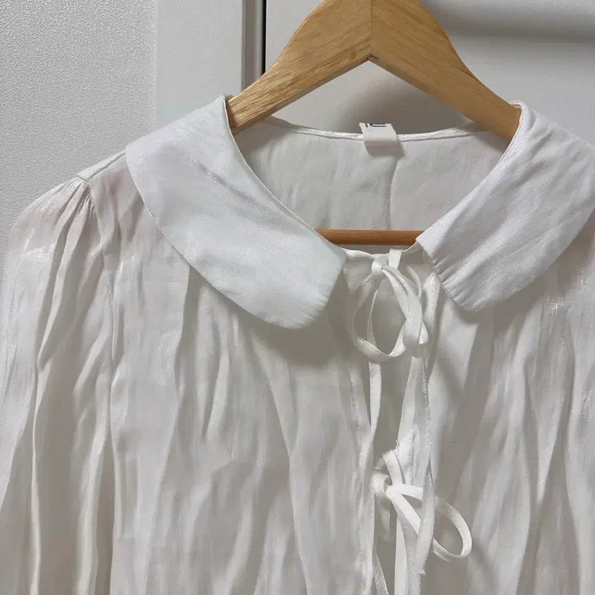 [BUNJANG] Silket Ribbon Slit Blouse / 실켓 트임리본블라우스