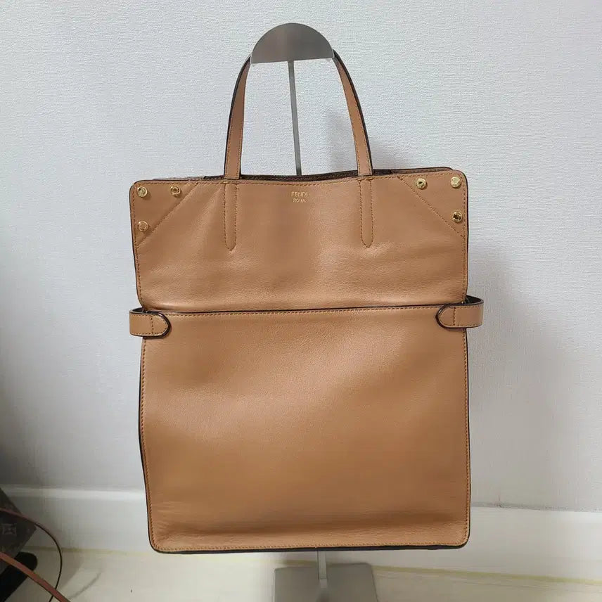 [SOLD OUT] 펜디 가죽 플립 토트백 브라운