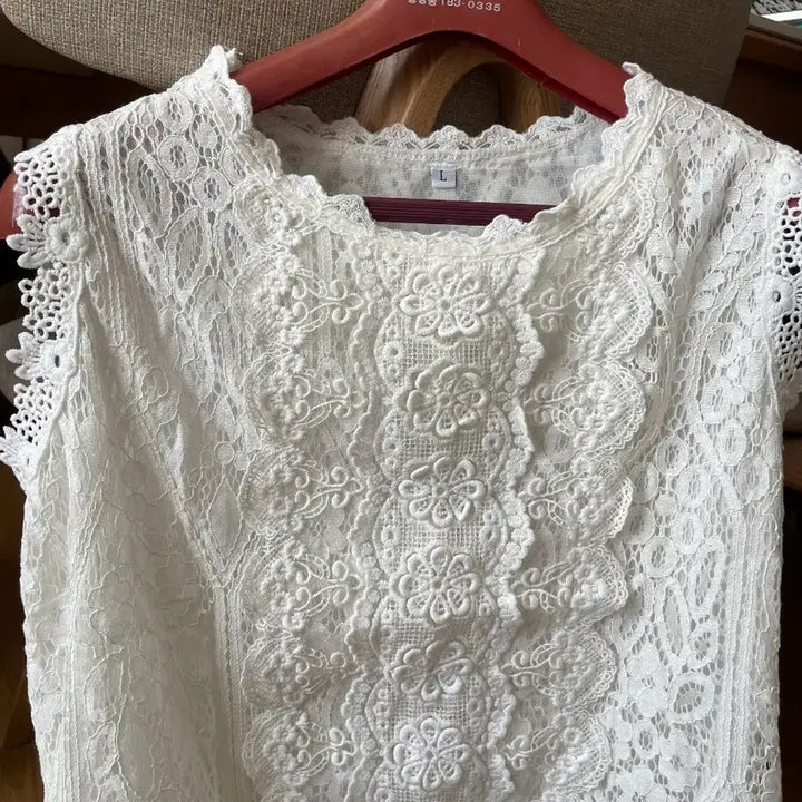[BUNJANG] White Lace Sleeveless Blouse / 화이트 레이스 민소매 블라우스 나시