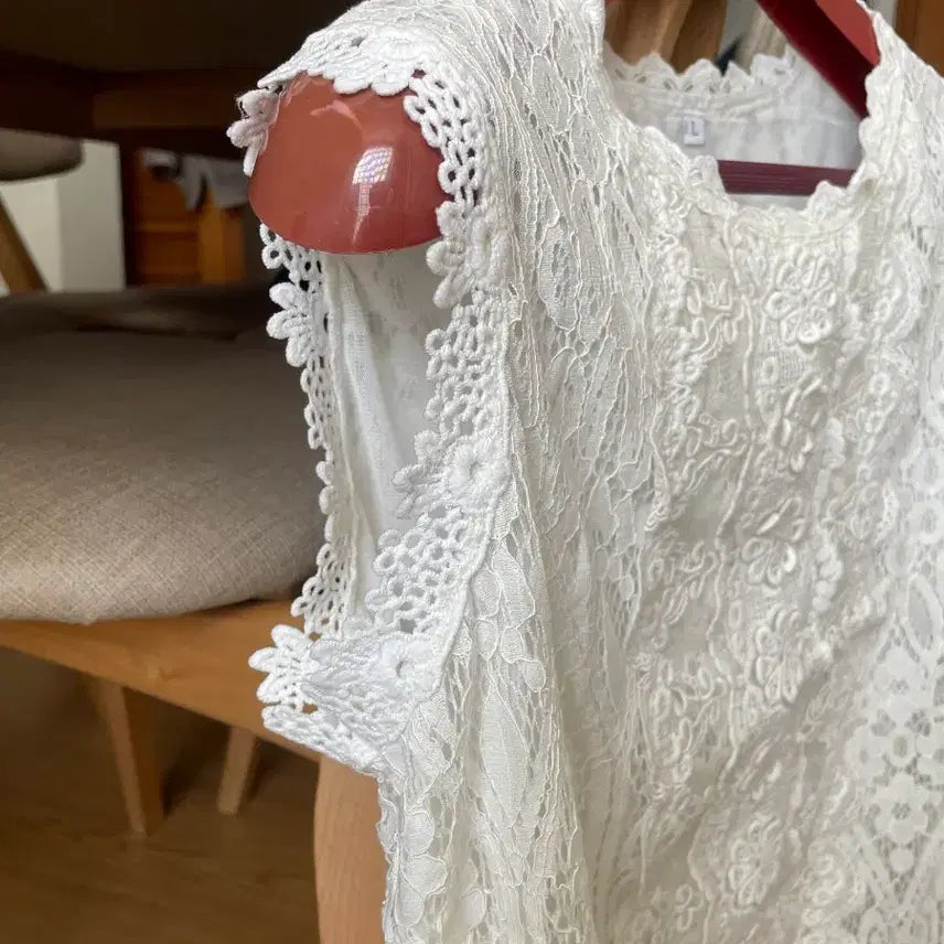 [BUNJANG] White Lace Sleeveless Blouse / 화이트 레이스 민소매 블라우스 나시