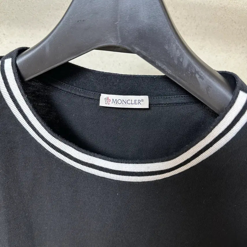 [BUNJANG] Moncler Black Logo T-Shirt / 몽클레어 블랙로고 반팔