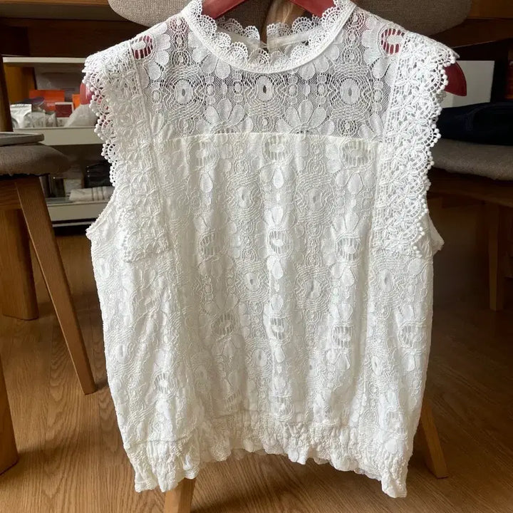 [BUNJANG] White Lace Sleeveless Blouse / 화이트 레이스 민소매 블라우스 나시