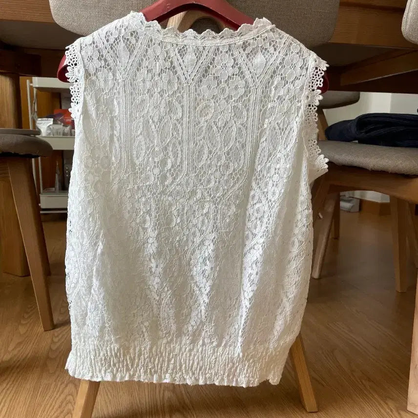 [BUNJANG] White Lace Sleeveless Blouse / 화이트 레이스 민소매 블라우스 나시