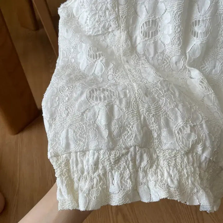 [BUNJANG] White Lace Sleeveless Blouse / 화이트 레이스 민소매 블라우스 나시