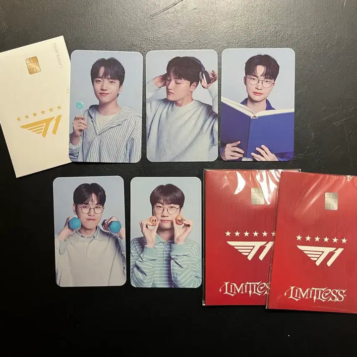 [BUNJANG] T1 Woori Bank Photocard Set (5 types) + Random Keyring Set (2 pcs) (Sealed) / [가격내림] 티원 T1 우리은행 포토카드 개인 5종+랜덤 키링2개 (미개봉 새제품)