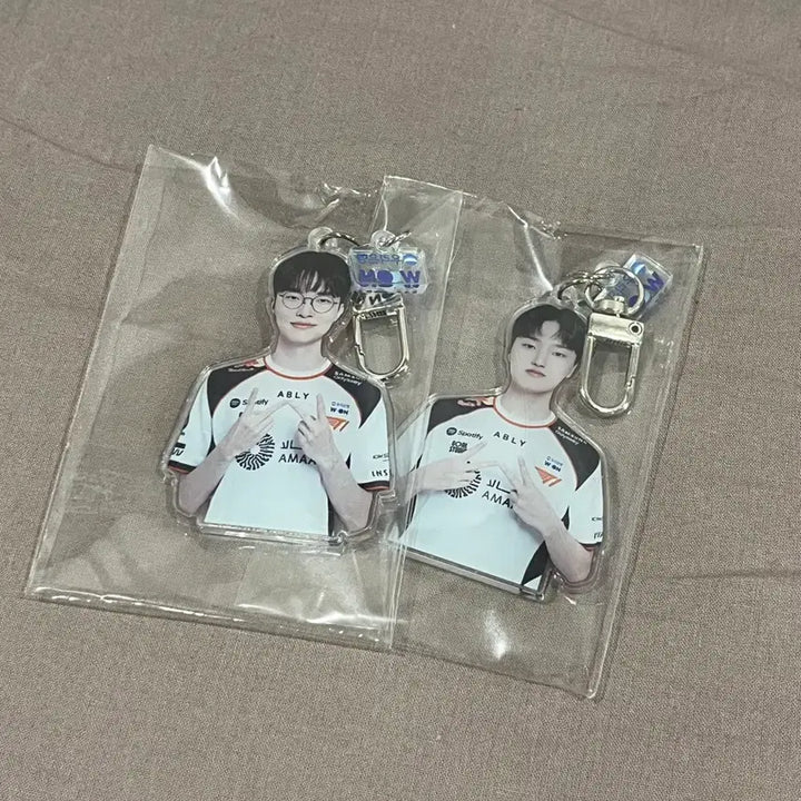 [BUNJANG] T1 Woori Bank Photocard Set (5 types) + Random Keyring Set (2 pcs) (Sealed) / [가격내림] 티원 T1 우리은행 포토카드 개인 5종+랜덤 키링2개 (미개봉 새제품)