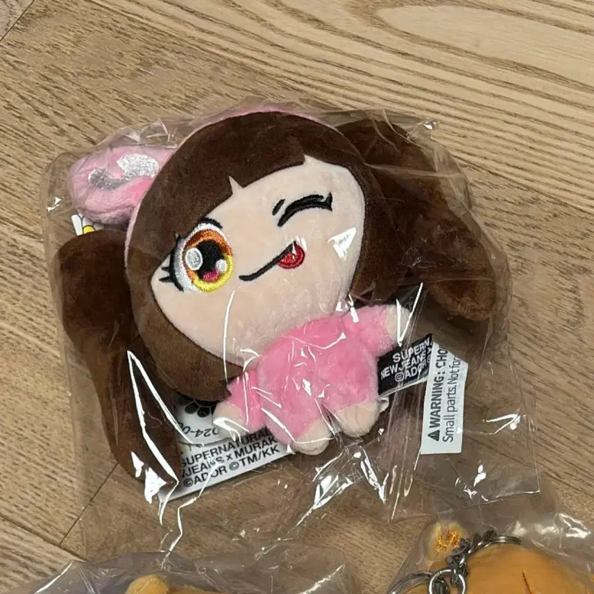 [BUNJANG] NewJeans Hanni Murakami Collaboration Keyring / 뉴진스 하니 키링 무라카미 콜라보 제품