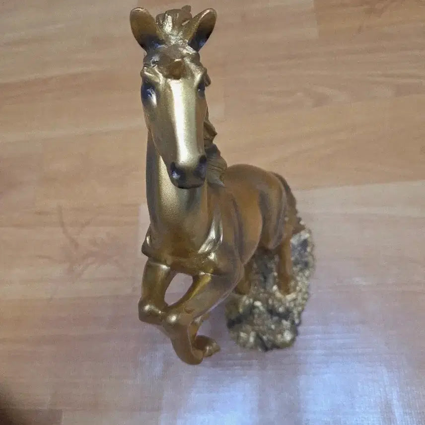 [BUNJANG] Golden Horse Figurine / 황금색 말 장식품 팔아요