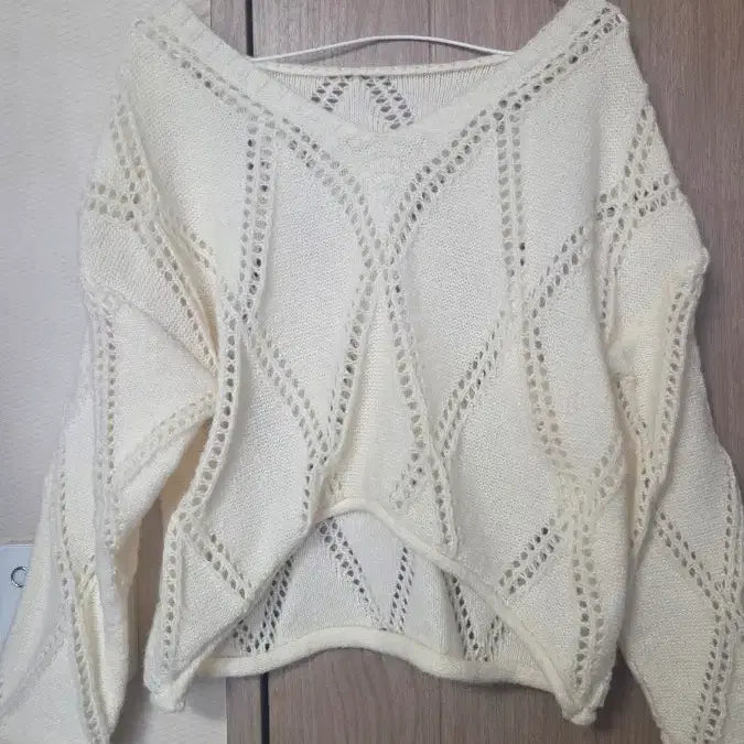 [BUNJANG] See-Through Punching V-Neck Knit Summer Top / 시스루 펀칭 브이넥 니트 v넥 여름 살안타