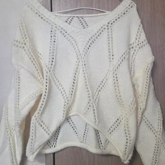 [BUNJANG] See-Through Punching V-Neck Knit Summer Top / 시스루 펀칭 브이넥 니트 v넥 여름 살안타