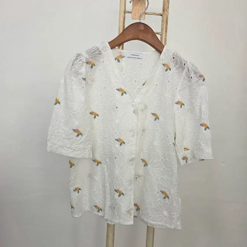 [SOLD OUT] 에잇컨셉 펀칭 자수 블라우스