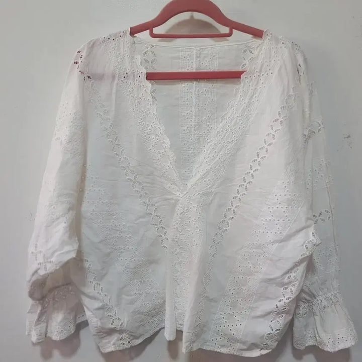 [BUNJANG] Punch Lace V-Neck Blouse White / 펀칭 레이스 브이넥 블라우스 화이트