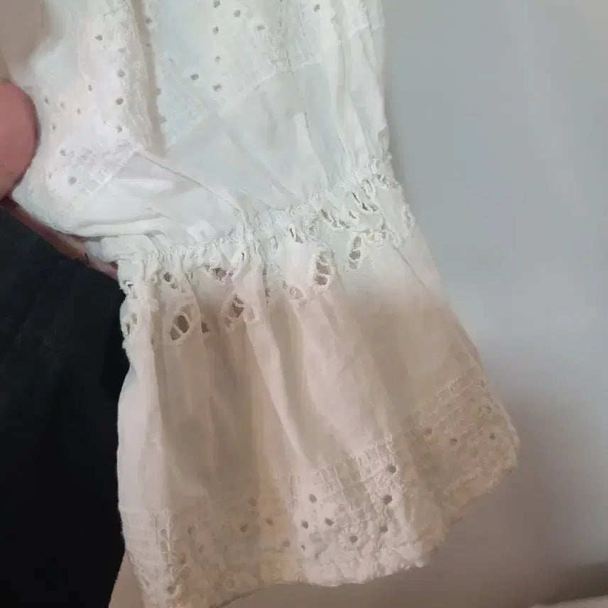 [BUNJANG] Punch Lace V-Neck Blouse White / 펀칭 레이스 브이넥 블라우스 화이트