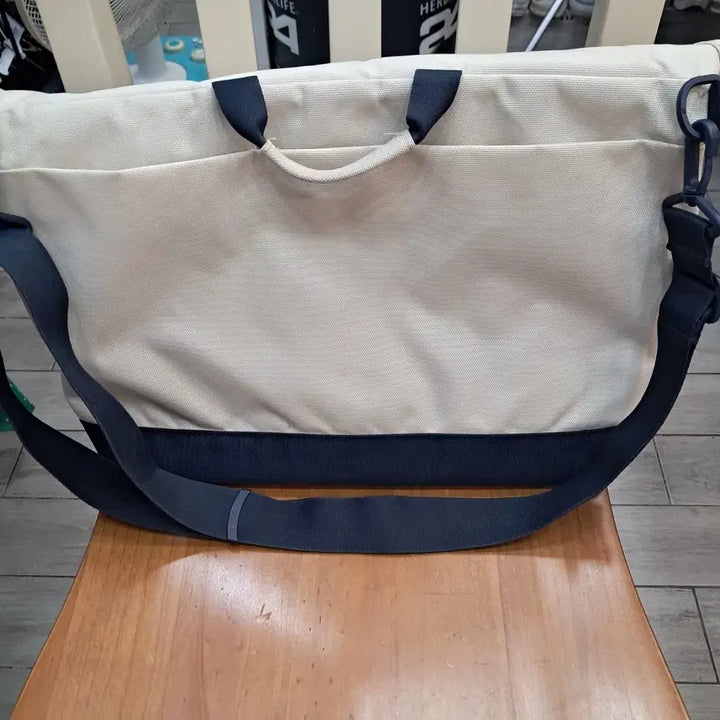 [BUNJANG] Kangol Messenger Bag Ivory / 캉골 메신저백 아이보리
