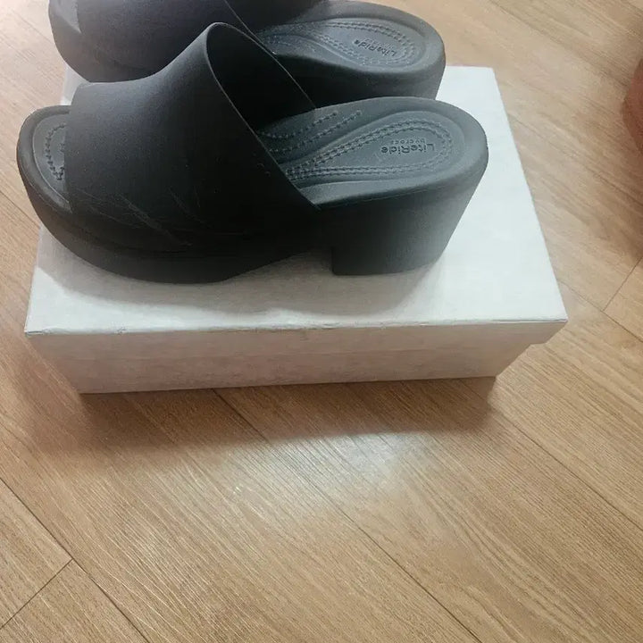 [BUNJANG] Crocs Slides W6 / 크록스 w6 슈콤마보니 오즈세컨 럭키슈에뜨 듀엘 시스템 에고이스트