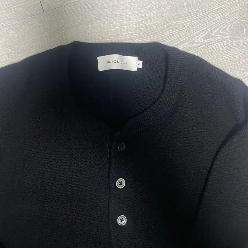 [BUNJANG] UNIONBLUE HARD TWIST HENLEY-NECK KNIT Black / 유니온블루 HARD TWIST HENLEY-NECK KNIT