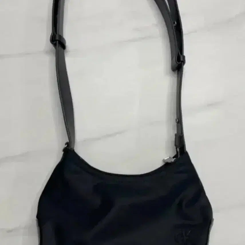 [BUNJANG] Calvin Klein Shoulder Bag / 캘빈클라인 숄더백 | 애즈온 쓰리타임즈 코이세이오 마뗑킴 보헴서