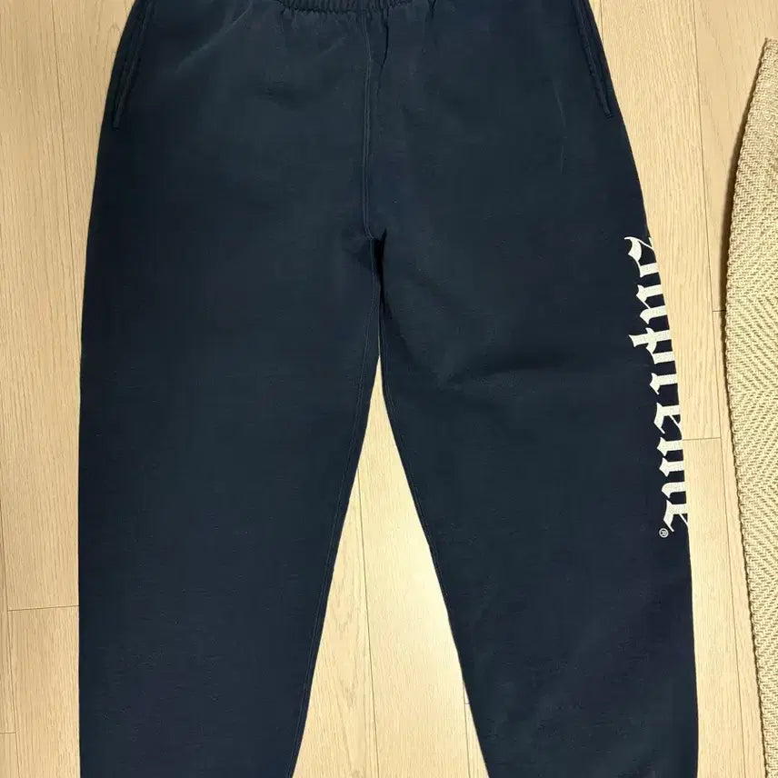 [BUNJANG] Supreme Old English Sweatpants Navy / 슈프림 올드 잉글리쉬 스웻팬츠 m 네이비