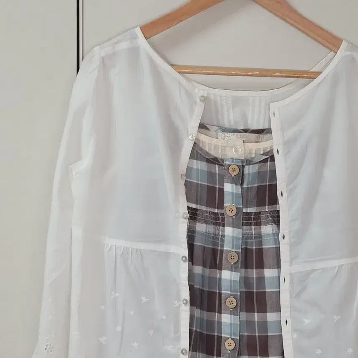 [BUNJANG] Earth Music &amp; Ecology Pintuck Button Cardigan Blouse / 살안타템어스뮤직earthmusic 핀턱단추자수블라우스가디건빈티지모리걸카메