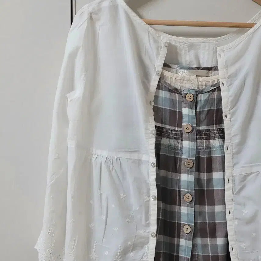 [BUNJANG] Earth Music &amp; Ecology Pintuck Button Cardigan Blouse / 살안타템어스뮤직earthmusic 핀턱단추자수블라우스가디건빈티지모리걸카메