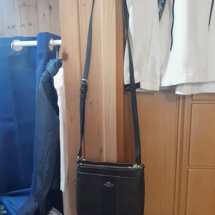 [BUNJANG] Coach Black Leather Crossbody Bag / 코치 블랙 크로스백 가방