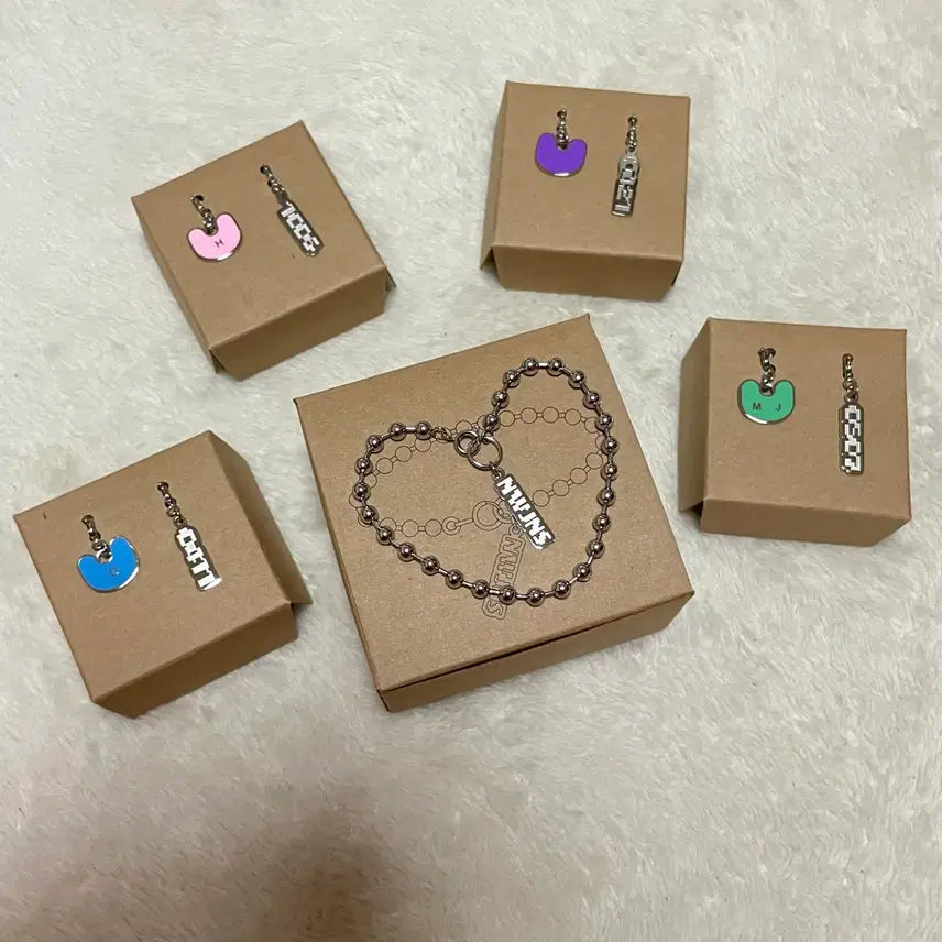 [BUNJANG] NewJeans Initial Earring and Bracelet Set (Unused, Full Box) / 뉴진스(NewJeans) 귀걸이 팔찌 세트 미사용 풀박스