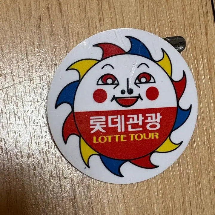 [BUNJANG] Lotte Tour Commemorative Pin Badge / 롯데관광 뱃지 LOTTE TOUR 기념품