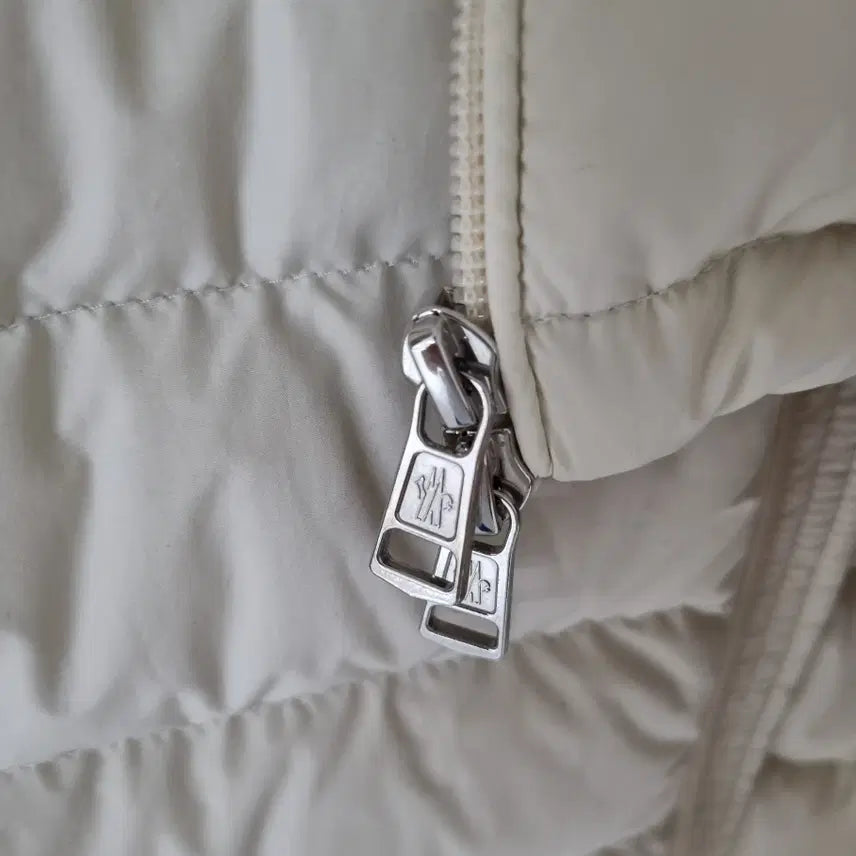 [BUNJANG] Moncler Yerres Lightweight Padded Jacket Cream Size 4 / 백화점판 몽클레어 예레스 경량 패딩 크림 4사이즈