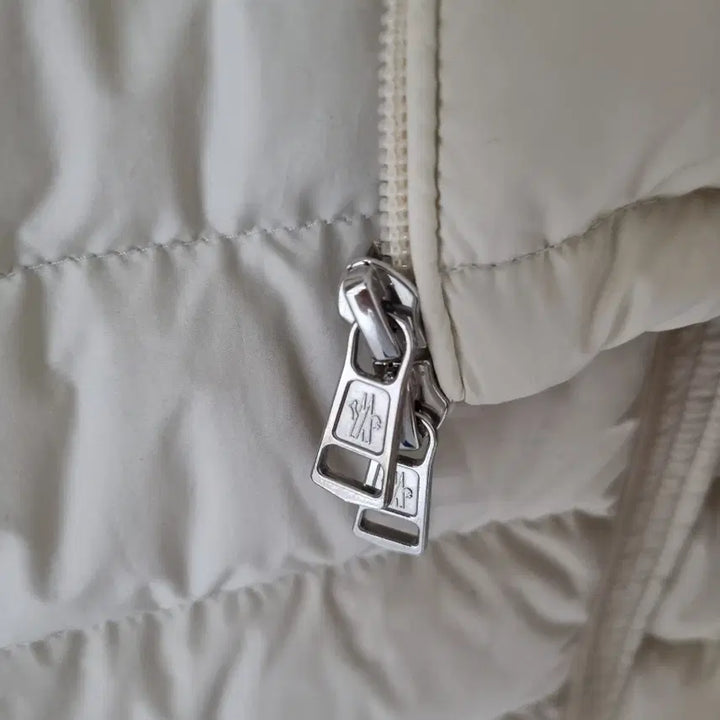 [BUNJANG] Moncler Yerres Lightweight Padded Jacket Cream Size 4 / 백화점판 몽클레어 예레스 경량 패딩 크림 4사이즈