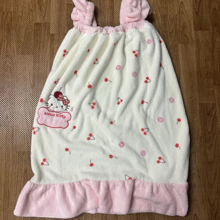 [BUNJANG] Hello Kitty Cherry Shower Gown One-Piece / 헬로키티 체리 샤워 가운 원피스형