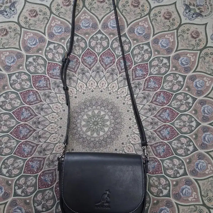 [BUNJANG] Kangol Black Leather Half Moon Crossbody Bag / 캉골 블랙 가죽 하프문 크로스백