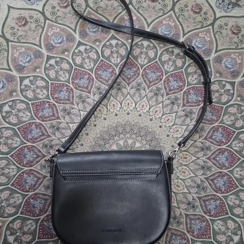 [BUNJANG] Kangol Black Leather Half Moon Crossbody Bag / 캉골 블랙 가죽 하프문 크로스백