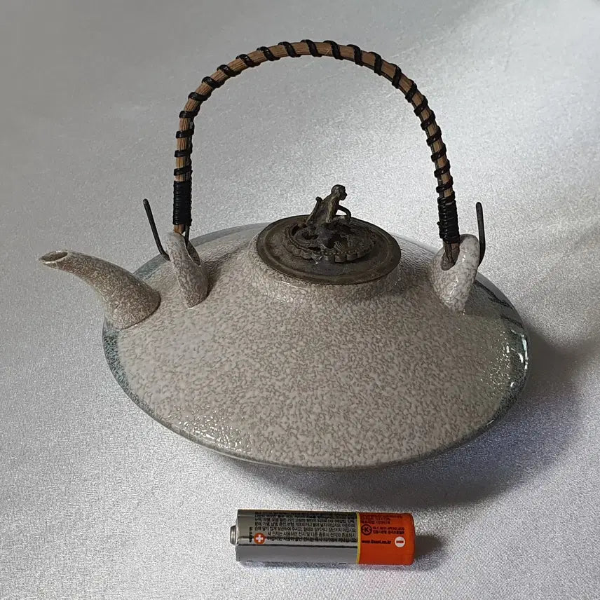 [BUNJANG] Vintage Ceramic Teapot with Monkey Metal Lid / 원숭이 금속 뚜껑 포인트 도자기 주전자