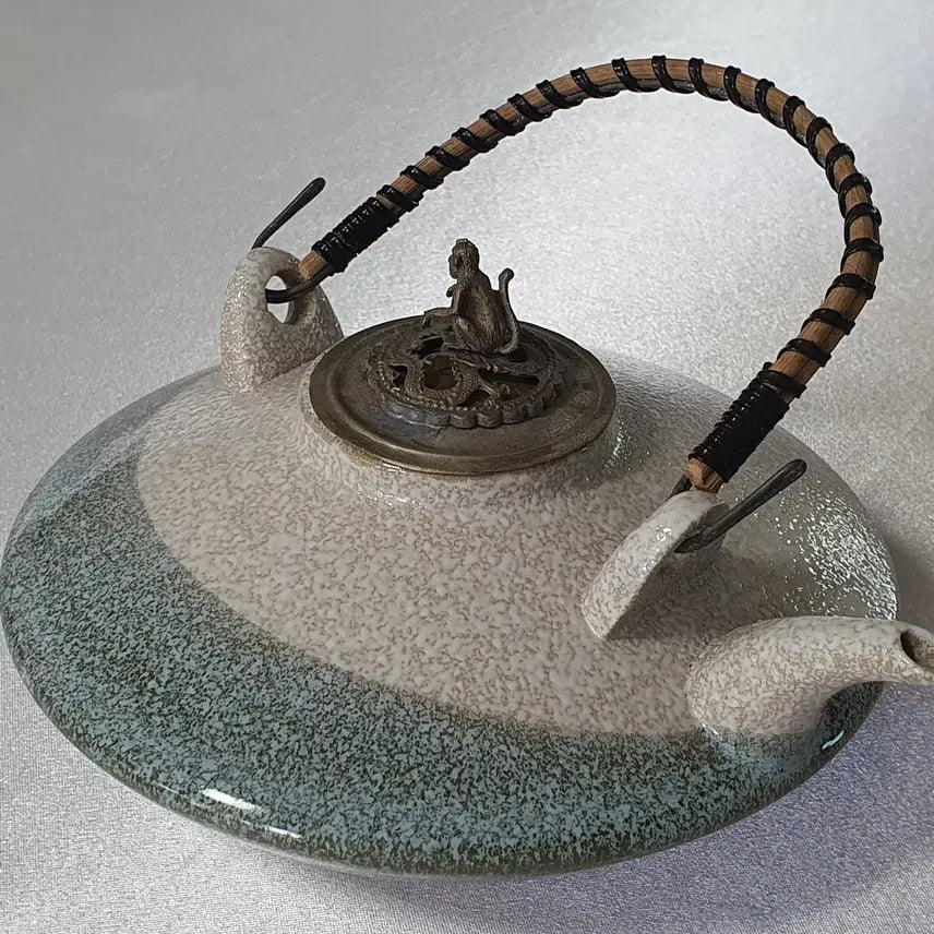 [BUNJANG] Vintage Ceramic Teapot with Monkey Metal Lid / 원숭이 금속 뚜껑 포인트 도자기 주전자