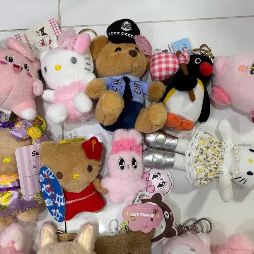 [BUNJANG] Assorted Character Keychains / 인형키링들 (태닝키티, 핑구, 삐삐 등)