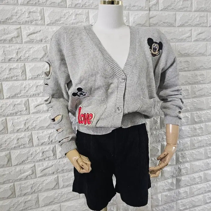 [BUNJANG] Mickey Mouse Wappen Slit Knit Cardigan - Grey / 새상품 미키마우스 와펜 트임 니트 가디건 그레이