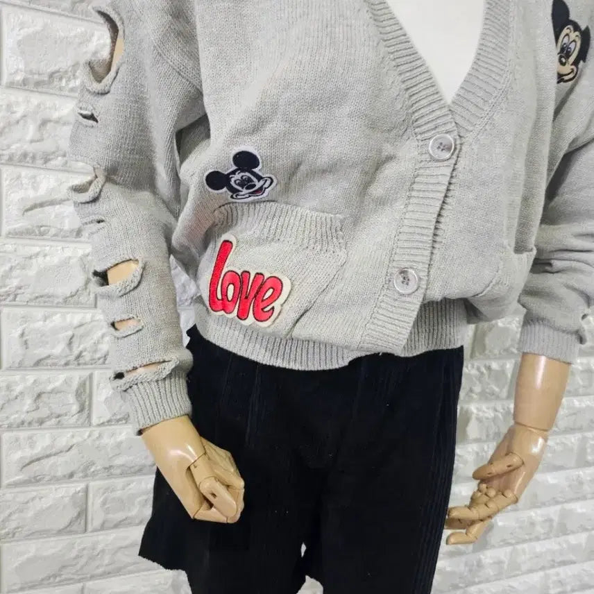 [BUNJANG] Mickey Mouse Wappen Slit Knit Cardigan - Grey / 새상품 미키마우스 와펜 트임 니트 가디건 그레이