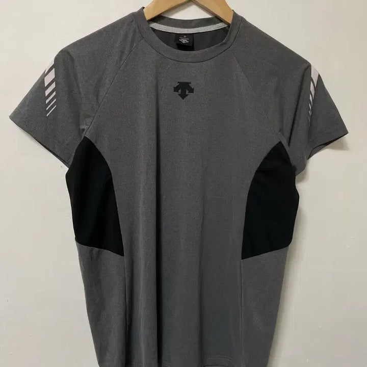 [BUNJANG] Descente Logo Performance Stretch Short Sleeve T-Shirt / 95 DESCENTE 데상트 로고 기능성 스판 반팔 티셔츠