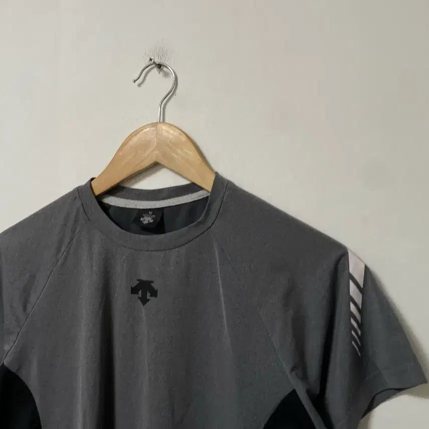 [BUNJANG] Descente Logo Performance Stretch Short Sleeve T-Shirt / 95 DESCENTE 데상트 로고 기능성 스판 반팔 티셔츠