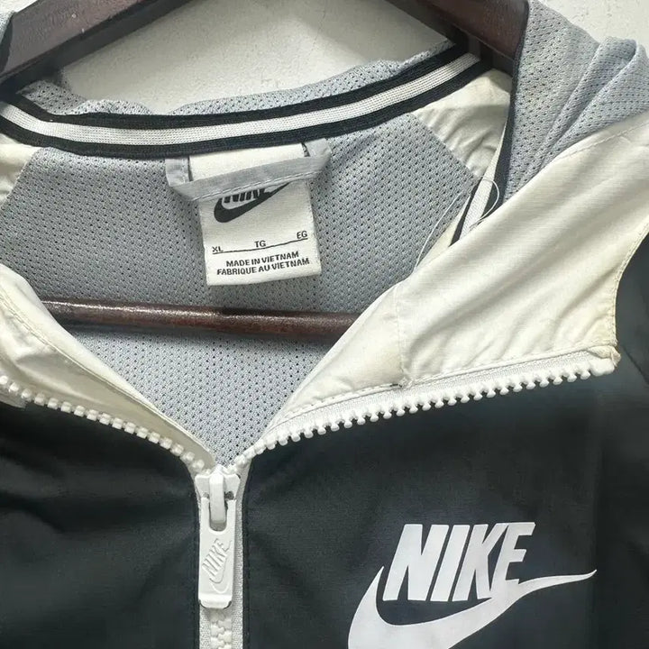 [BUNJANG] Nike Windrunner Jacket (Size 105) / [만원 아라비아빈티지]나이키 윈드러너 바람막이 105 (오염)