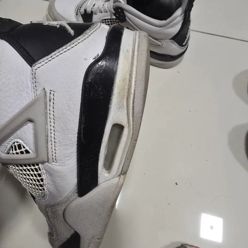 [BUNJANG] Nike Air Jordan 4 Retro White &amp; Black / 나이키 에어 조던 4 레트로 화이트 앤 블랙 245