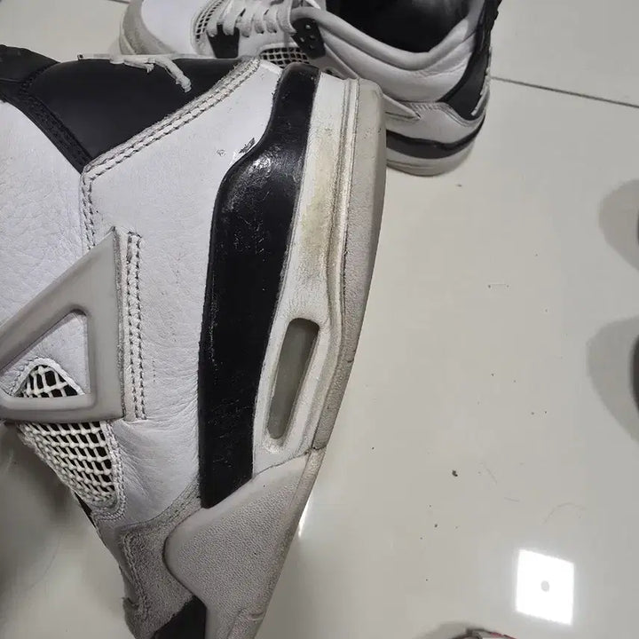 [BUNJANG] Nike Air Jordan 4 Retro White &amp; Black / 나이키 에어 조던 4 레트로 화이트 앤 블랙 245