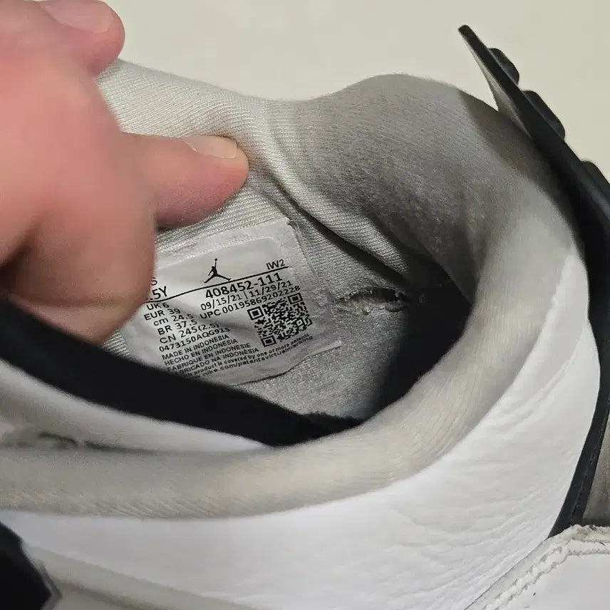 [BUNJANG] Nike Air Jordan 4 Retro White &amp; Black / 나이키 에어 조던 4 레트로 화이트 앤 블랙 245