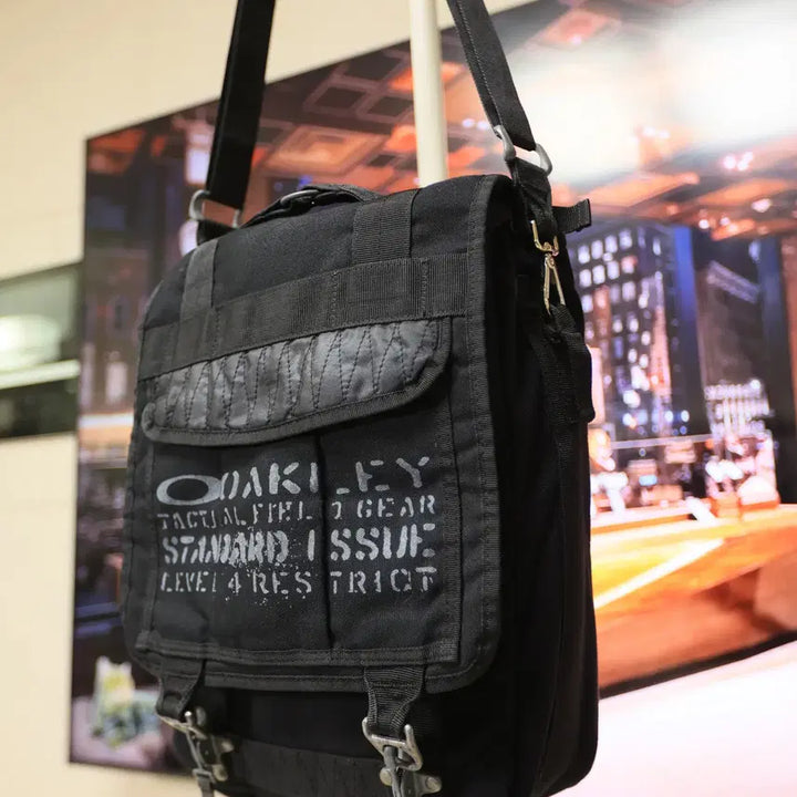 [BUNJANG] Oakley Tactical Messenger Crossbody Bag / 검정 가방 하나로 코디 끝내는 오클리 메신저