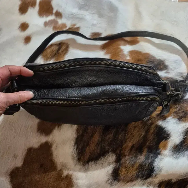 [BUNJANG] Black Leather Drawstring Crossbody Bag / 블랙 양가죽 드로우스트링 크로스백