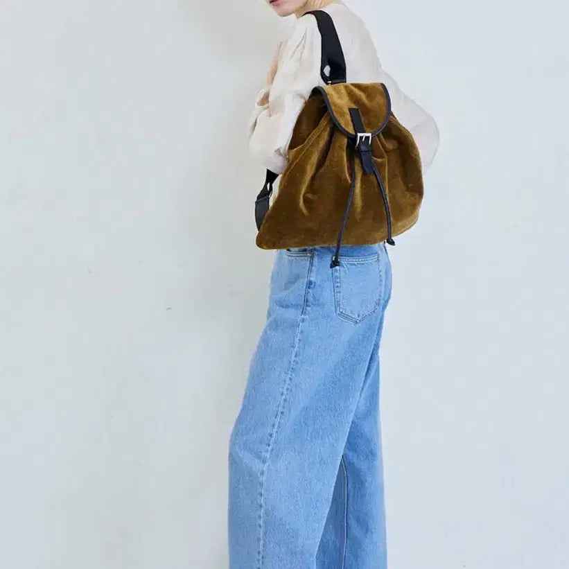 [BUNJANG] Parabeng Velour Triangle Backpack Olive / 파르벵 벨루어 트라이앵글 백팩 올리브