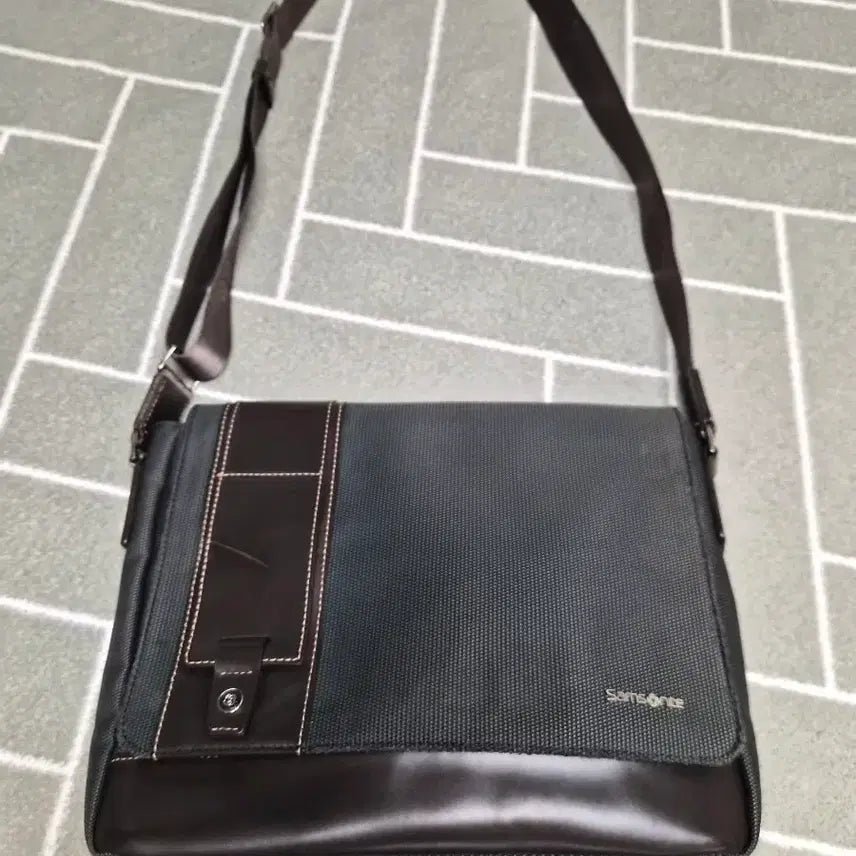 [BUNJANG] Samsonite Navy Leather Blend Crossbody Messenger Bag / 샘소나이트 네이비 크로스백 메신저백(가죽혼합)