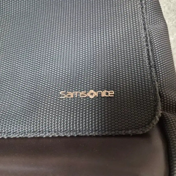 [BUNJANG] Samsonite Navy Leather Blend Crossbody Messenger Bag / 샘소나이트 네이비 크로스백 메신저백(가죽혼합)